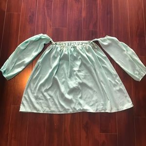 Off the shoulder could shoulder sleeve